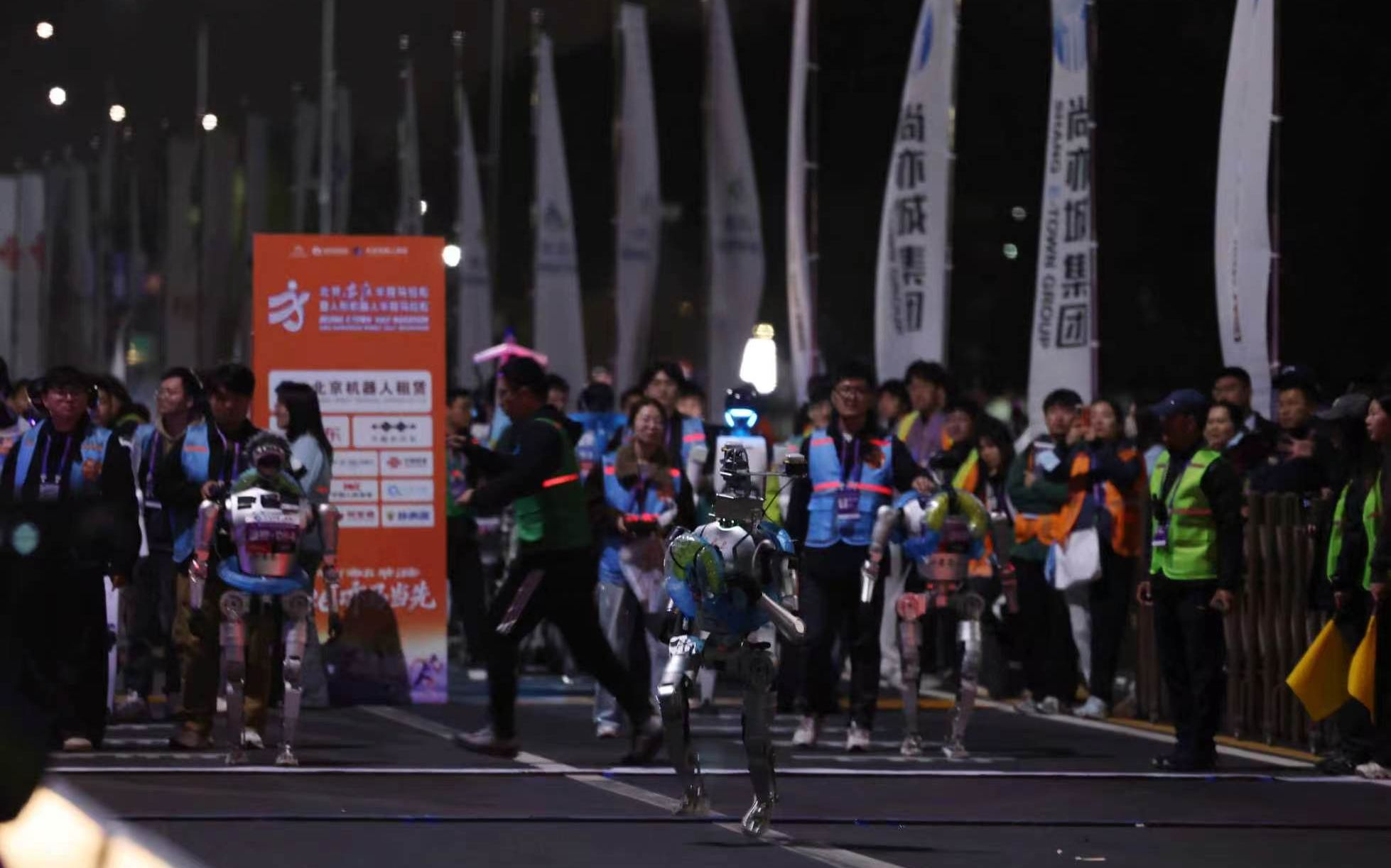 极速10米/秒!2026北京亦庄人形机器人半程马拉松赛前全要素测试全记录