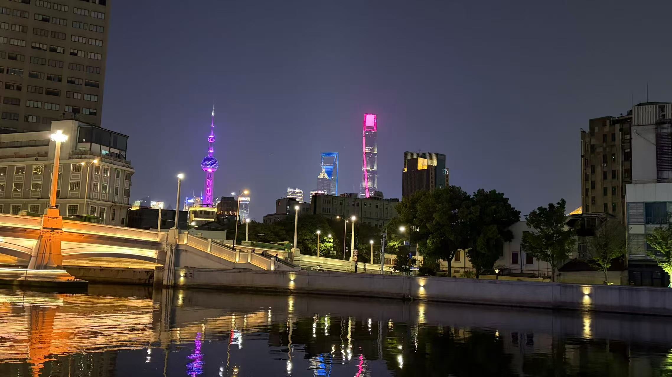 河畔灯光